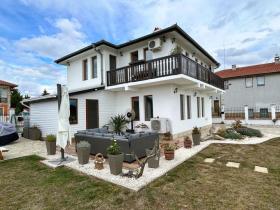 Detached house For Sale in Tsarichino-Dobrich, Bulgaria