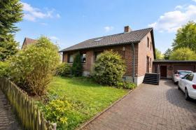 Vrijstaand huis te koop in Niedernwöhren, Germany Vrijstaand huis te koop in Niedernwöhren, Germany