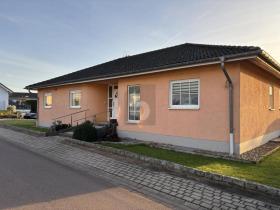 منزل منفصل للبيع في Mettlach-Merzig-Wadern, ألمانيا